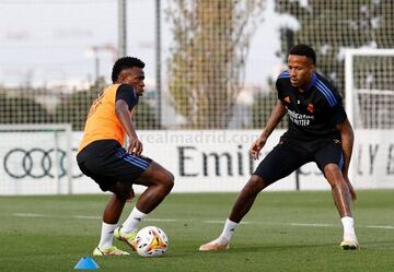 Vinicius intenta driblar a Militao en la sesión preparatoria del Real Madrid de este sábado.