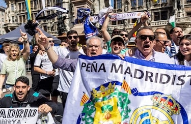 Los aficionados madridistas disfrutan de un buen día en Marienplatz, la plaza central de Múnich. 