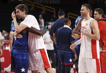 Pau Gasol se abraza a todos los rivales en su último partido con la camiseta de la selección española.