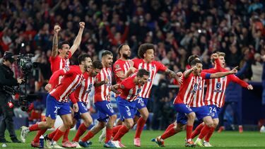 MADRID, 13/03/2024.- Los jugadores del Atlético celebran la victoria al término del partido de vuelta de los octavos de final de la Liga de Campeones que Atlético de Madrid e Inter de Milán han disputado hoy miércoles en el estadio Metropolitano. EFE/Mariscal