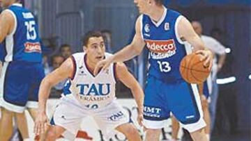 DOS CONTRA DOS. Azofra, marcado por Prigioni, intenta combinar con Iturbe, al que vigila Scola.