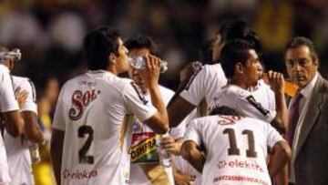 <b>A BEBER. </b>Los jugadores del América durante la pausa de hidratación, el pasado jueves ante el Morelia.