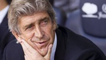 GRA410. BARCELONA, 01/06/2013.- El entrenador chileno del Málaga Manuel Pellegrini durante el partido de Liga disputado ante el FC Barcelona esta tarde en el Camp Nou, en Barcelona. EFE/Alejandro García