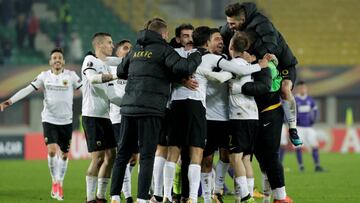 Los jugadores del AEK celebrando su clasificación para los dieciseisavos de final de la Europa League.