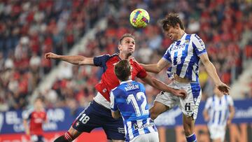 Kike García pelea un balón.