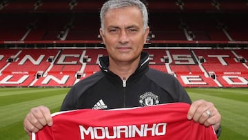 José Mourinho fue presentado como entrenador del Manchester United.