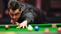 Ronnie O&#039;Sullivan golpea una bola durante la final ante Joe Perry en el Masters de snooker disputado en el Alexandra Palace de London.