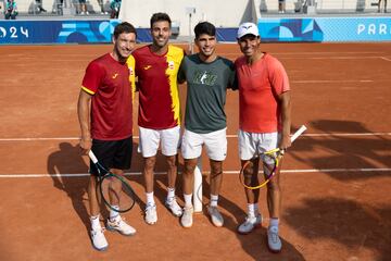 Pablo Carreño, Marcel Granollers, Carlos Alcaraz y Rafa Nadal posan en la pista 2 de Roland Garros.