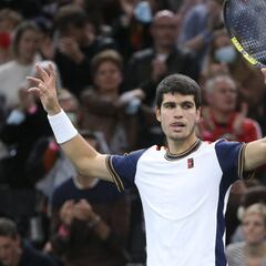 Un Alcaraz intratable derrota a Sinner y ya está en octavos