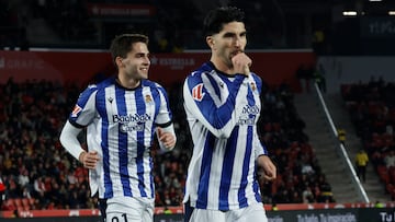 Carlos Soler (d) celebra su gol, el primero de la Real Sociedad, durante el partido de la jornada 26 de LaLiga entre el RCD Mallorca y la Real Sociedad en el estadio de Son Moix, en Palma.- EFE/ Cati Cladera