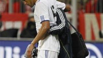 <b>Garay</b> se retira lesionado en el partido frente al Bayern.