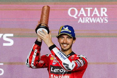 Francesco Bagnaia celebra el tercer puesto. 