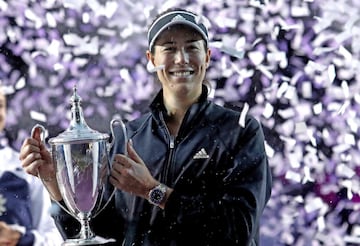 Garbñe Muguruza sosteniendo el trofeo de las WTA Finals.