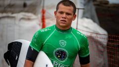 Leo Casal tiene 14 a&ntilde;os y practica surf desde los cuatro a&ntilde;os, aunque el f&uacute;tbol tambi&eacute;n lo sigue de cerca. Esta es la historia del joven brasile&ntilde;o que fue Top 20 en Arica.