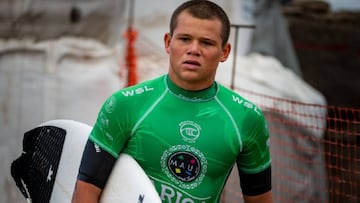 Leo Casal tiene 14 años y practica surf desde los cuatro años, aunque el fútbol también lo sigue de cerca. Esta es la historia del joven brasileño que fue Top 20 en Arica.