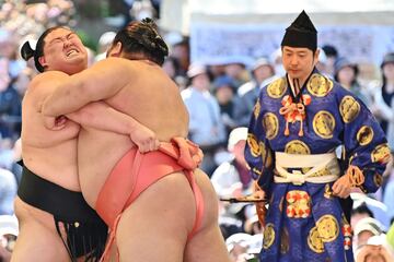 Los mejores luchadores de sumo participan en el 'Honozumo', una exhibición anual ante miles de espectadores en el Santuario Yasukuni.