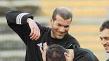 <B>JUGARÁ.</b> Zidane bromea con Helguera, contento por jugar los cuartos.
