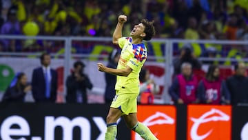 Igor Lichnovsky festeja el gol del América.