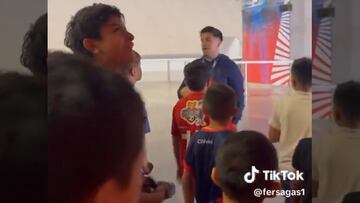 Niño americanista hace enojar a guía del Akron: “Parece una taza de baño”
