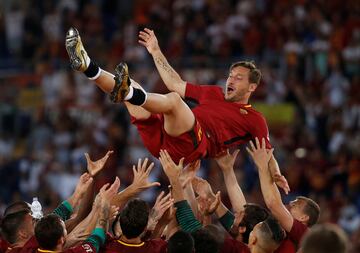 El romano consigui con el club de su vida una Serie A, dos Copas de Italia y dos Supercopas de Italia. En la foto, Totti es manteado por sus compa?eros de la Roma en 2017, a?o de su retirada deportiva. 