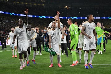 Los jugadores del Real Madrid celebran la victoria despus del pitido final.