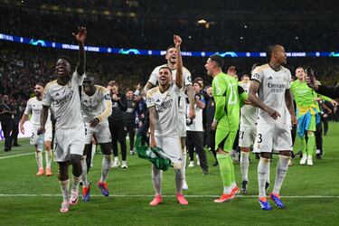 Los jugadores del Real Madrid celebran la victoria después del pitido final.