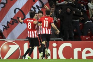 El defensa del Athletic Club Mikel San José celebra con sus compañeros el gol marcado ante el Bate Borisov, durante el partido de la última jornada de la fase de grupos de la Liga de Campeones disputado esta noche en el estadio de San Mamés. 