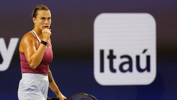 La tenista bielorrusa Aryna Sabalenka celebra un punto durante su partido ante Barbora Krejcikova en el WTA 1.000 de Miami, el Miami Open.