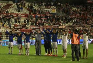 Los jugadores del Rayo saludaron a su afición.