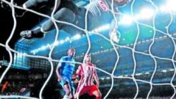 <b>VULNERABLES. </b>Asenjo despeja un balón detrás de la portería rojiblanca tras un saque de banda del Chelsea, que no tocó nadie y casi se coló entre los tres palos.