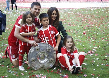 Xabi Alonso junto a su familia.