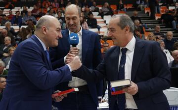 Jaume Ponsarnau (Valencia Basket) entregó La ciudad de La lluvia, de Alfonso del Río; y Txus Vidorreta (Iberostar Tenerife) regaló Lo mejor de ir es volver, de Albert Espinosa.