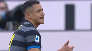 La espectacular 'espaldinha' de Alexis: ¡pudo ser un golazo!