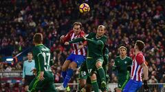 Zozulya, en un salto con God&iacute;n en el Vicente Calder&oacute;n.