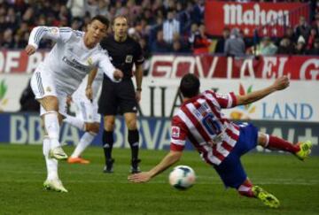 El delantero portugués del Real Madrid Cristiano Ronaldo marca el segundo gol de su equipo ante el Atlético de Madrid, durante el partido de la vigésima sexta jornda de liga en Primera División que se disputa esta tarde en el estadio Vicente Calderón. 