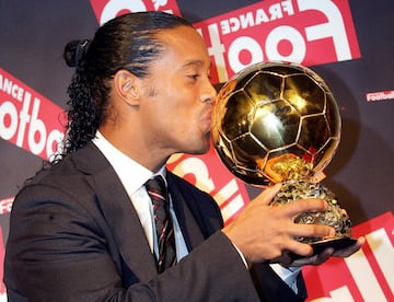 Ronaldinho besa el Balón de Oro 2005. 