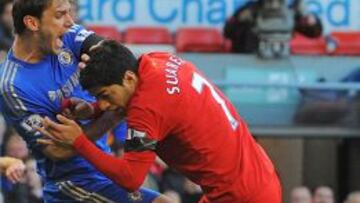Ivanocic reacciona al mordisco de Luis Su&aacute;rez en el Liverpool-Chelsea del domingo.