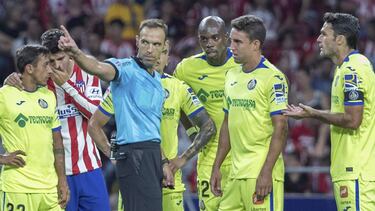 Cuadra Fernández expulsó a Jorge Molina tras revisar en el VAR la entrada que realizó a Thomas en el tendón de Aquiles.