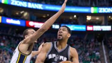 Rudy Gobert intenta frenar una penetraci&oacute;n de Tim Duncan.