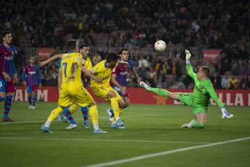 0-1. Lucas Pérez marca el primer gol. En la imagen, Rubén Sobrino y Marc-André ter Stegen.