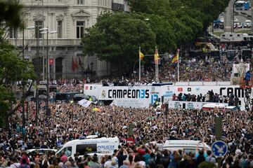 El autobús del Real Madrid llegando a la Plaza de Cibeles donde miles de seguidores les esperan para celebrar la decimotercera Champions League del equipo blanco 