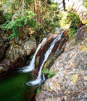 También en La Pedriza nos encontraremos con una ruta que sigue el cauce del río Manzanares, que esconde la Charca Verde, una piscina natural de agua transparente que nos conquistará. También podremos detenernos en su mirador para ver el paisaje que permite la sierra de Guadarrama. 