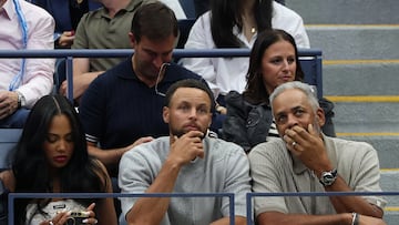 Tennis - U.S. Open - Flushing Meadows, New York, United States - September 7, 2025 Golden State Warriors' Steph Curry his wife Ayesha Curry and father Dell Curry are pictured ahead of the final match between Italy's Jannik Sinner and Spain's Carlos Alcaraz REUTERS/Mike Segar