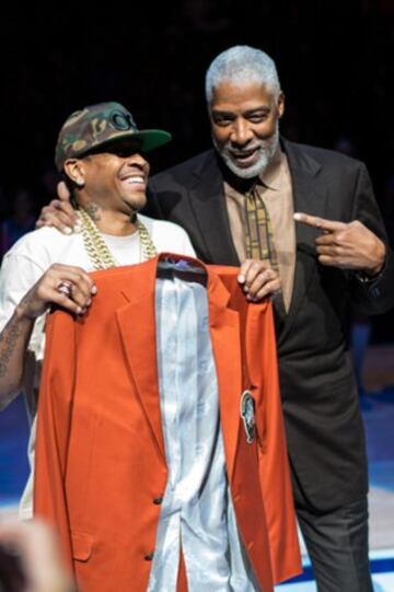 Los Sixers rindieron homenaje a Allen Iverson haci¨¦ndole entrega de la chaqueta especial que le reconoce como miembro del Sal¨®n de la Fama.