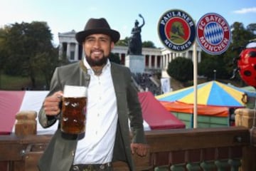 El centrocampista chileno del Bayern de Múnich Arturo Vidal, durante la 182º edición de la Oktoberfest, la fiesta de la cerveza, en Múnich.