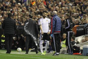 NEGREDO Y NEVILLE PROTAGONIZARON UN TÉTRICO MOMENTO POR EL QUE EL INGLÉS TERMINÓ SACANDO AL CAMPO AL DELANTERO POR PETICIÓN DE LA GRADA.