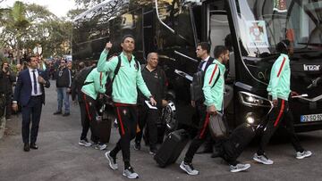 Cristiano Ronaldo saluda a los aficionados a la llegada del equipo a su hotel de Funchal, Isla Madeira.