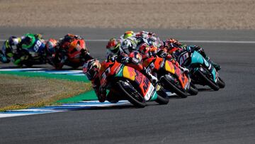 Pedro Acosta tirando del grupo en Moto3.