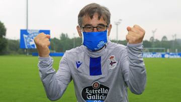 Fernando V&aacute;zquez posa con la mascarilla que pondr&aacute; a la venta el Deportivo.