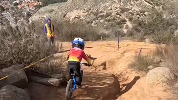 Elliot Honeycutt practicando MTB Downhill en California.